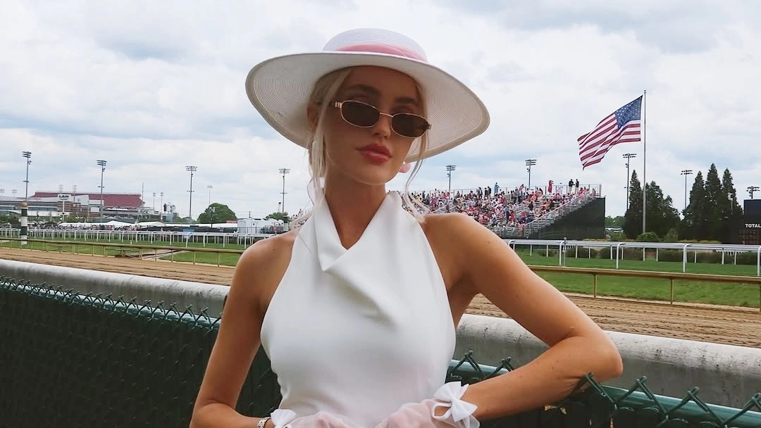 Nàng WAGs quyến rũ của Wimbledon 2025 Morgan Riddle phối đồ đi xem đua ngựa ở Kentucky.
