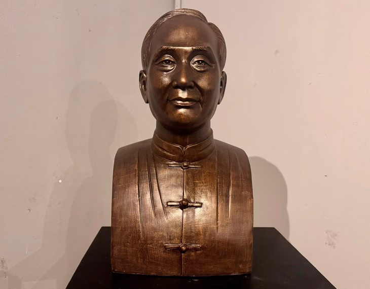 Ngắm chân dung họa sĩ Nam bộ tại Bảo tàng Mỹ thuật TP HCM Tượng chân dung họa sĩ Trương Hán Minh - Ảnh: HỒ LAM