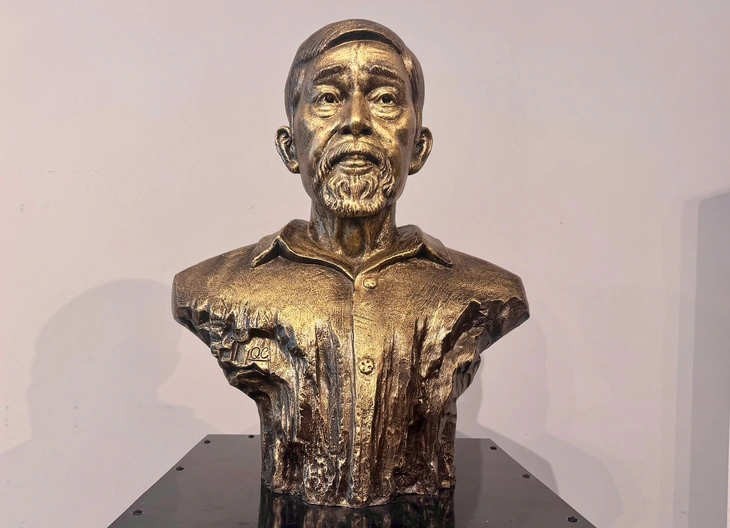 Ngắm chân dung họa sĩ Nam bộ tại Bảo tàng Mỹ thuật TP HCM Tượng chân dung họa sĩ Nguyễn Gia Trí - Ảnh: HỒ LAM