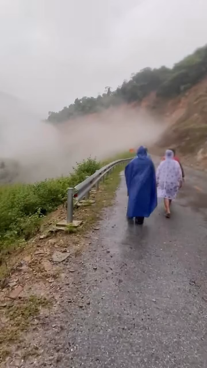 Nghệ An: Mưa lớn sạt lở, cán bộ ‘chạy đua’ với thời gian ứng phó bão Wipha Đất đá từ trên núi rơi xuống khi đoàn cán bộ đi kiểm tra sạt lở do bão số 3 gây ra