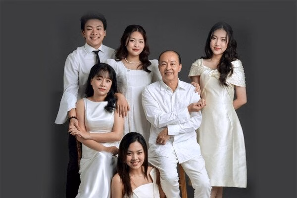 Nghệ sĩ Đức Hải: Hành trình tỏa sáng và hạnh phúc gia đình Gia đình Đức Hải có 4 con đủ nếp, đủ tẻ.