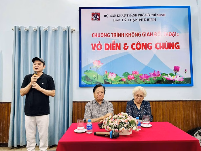Nghệ sĩ Minh Nhí, Hữu Nghĩa bật mí áp lực ‘sân khấu không chỉ là diễn xuất’ Từ trái sang; NS Quốc Thảo, NSND Trần Ngọc Giàu, NSƯT Ca Lê Hồng tại buổi tọa đàm