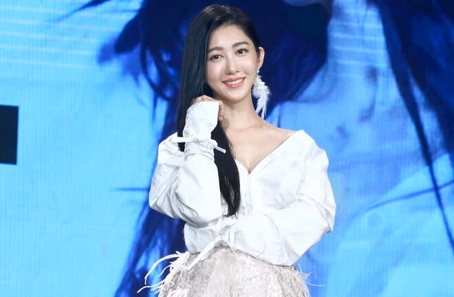 Người mẫu Vương Tình bị thủng giác mạc vì trứng nổ trong lò vi sóng