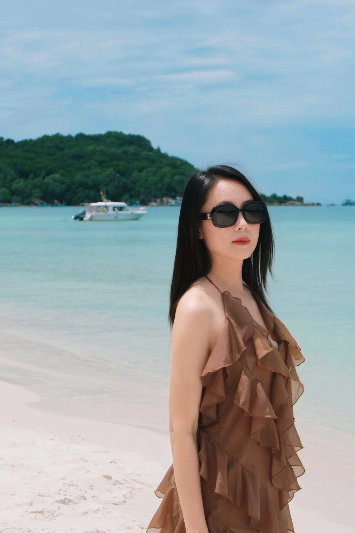 “Biển dịu êm và em lại ồn ào”, Hồng Diễm khoe vẻ đẹp trên biển.