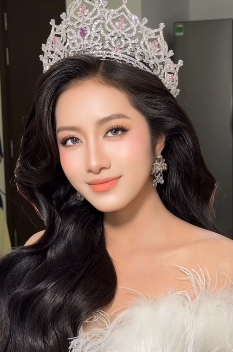 Trong một sự kiện gần đây, Hoa hậu Hà Trúc Linh được trang điểm và làm tóc bởi hai “phù thuỷ trang điểm” là Quân Nguyễn &amp; Pu Lê. Hai chuyên gia trang điểm đình đám luôn nhận được sự yêu thích của các nàng hậu trong nước và quốc tế. Đây cũng là hai chuyên gia trang điểm cho Top 24 Hoa hậu Việt Nam 2024 trong đêm Chung kết.