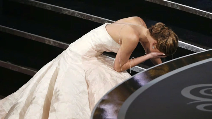 Những chiếc váy đắt giá và đáng nhớ của Jennifer Lawrence trên thảm đỏ Jennifer Lawrence và cú ngã trên chiếc váy 4 triệu USD vào 12 năm trước đến nay vẫn là chủ đề hot, thường xuyên được nhắc đến mỗi mùa Oscar - Ảnh: The Today Show