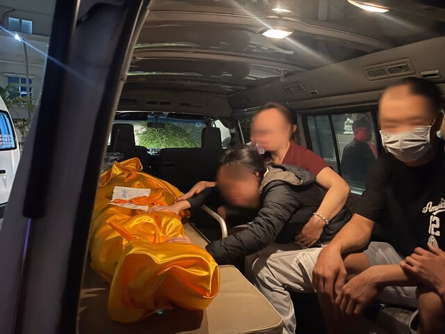 Trong bệnh viện, chị T.L. chưa hay biết chồng và 2 con mình đã ra đi mãi mãi