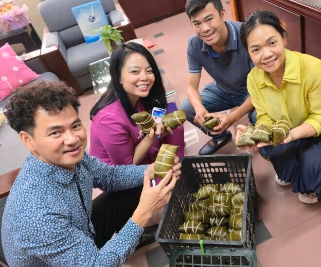 NSND Xuân Bắc xúc động kể về tình cảm đồng nghiệp khi cơ quan sắp sáp nhập 2 con trai lớn của nam nghệ sĩ trông chững chạc ở tuổi trưởng thành.