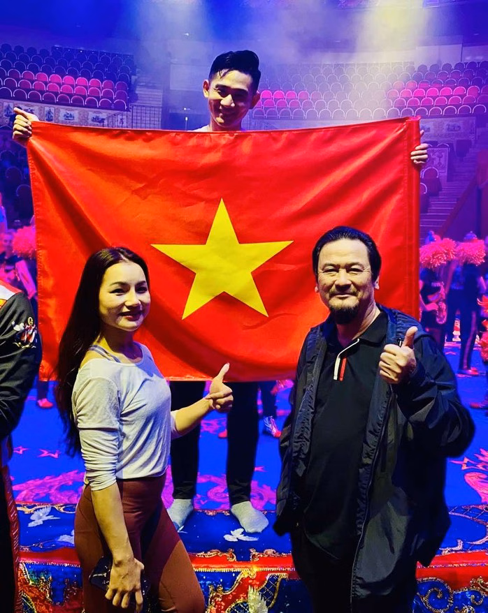 NSƯT Lê Diễn và NS Thanh Hoa, Hiển Phước tại Liên hoan xiếc quốc tế tổ chức tại Nga