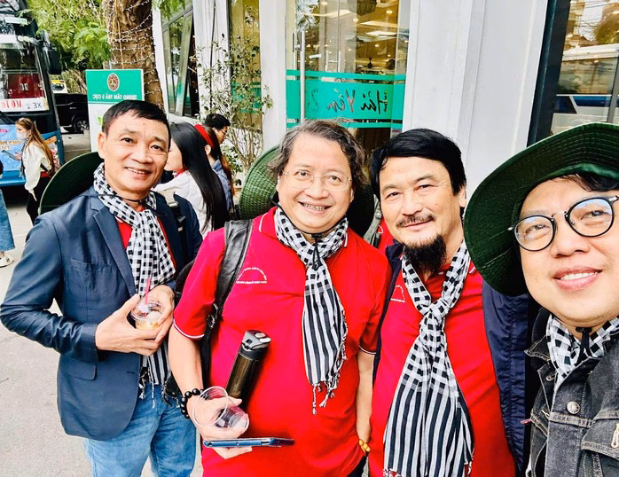 Từ trái sang: NSND Hà Thế Dũng, ông Nguyễn Minh Nhựt - Phó giám đốc Sở VHTT TP HCM, NSƯT Lê Diễn và Nhà báo, đạo diễn Thanh Hiệp (ảnh Quỳnh Hoa)