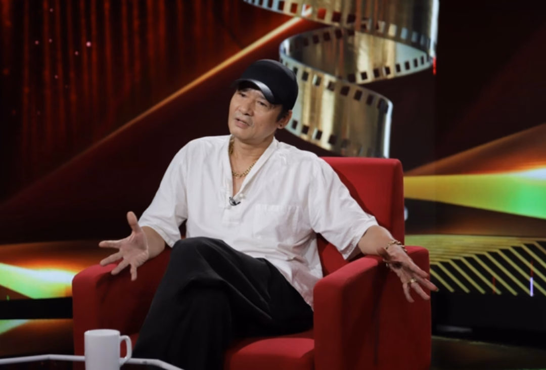 NSƯT Võ Hoài Nam hé mở hậu trường đóng ‘Vua bãi rác’ NSƯT Võ Hoài Nam chia sẻ về phim trong chương trình "Cine 7 - Ký ức phim Việt" (Ảnh: VTV).