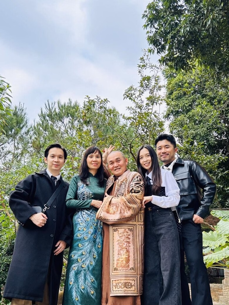 NSƯT Xuân Hinh hé lộ ảnh thời trẻ với diva Hồng Nhung Gia đình hạnh phúc “đủ nếp đủ tẻ” của Xuân Hinh.
