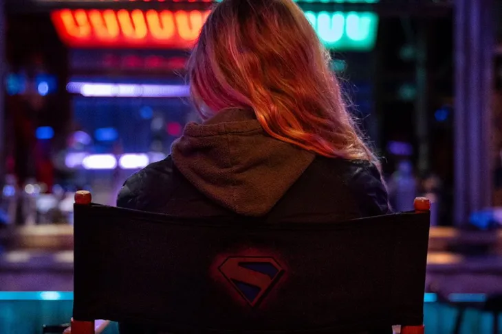 Hình ảnh đầu tiên về vai diễn Supergirl của Milly Alcock trên phim trường được tiết lộ (Ảnh: DC Studios)