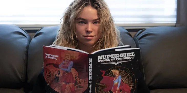 Milly Alcock chia sẻ hình ảnh đang đọc bộ truyện Supergirl: Woman of Tomorrow (Ảnh: ScreenRant)