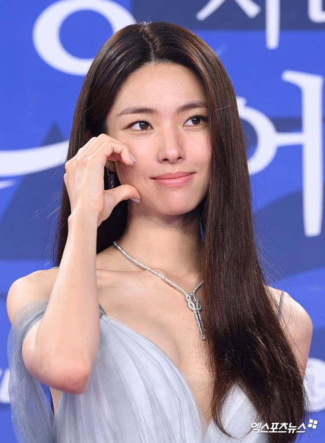 Ha Young có nét đẹp lai giữa Han So Hee (giữa) và Shin Se Kyung (phải).