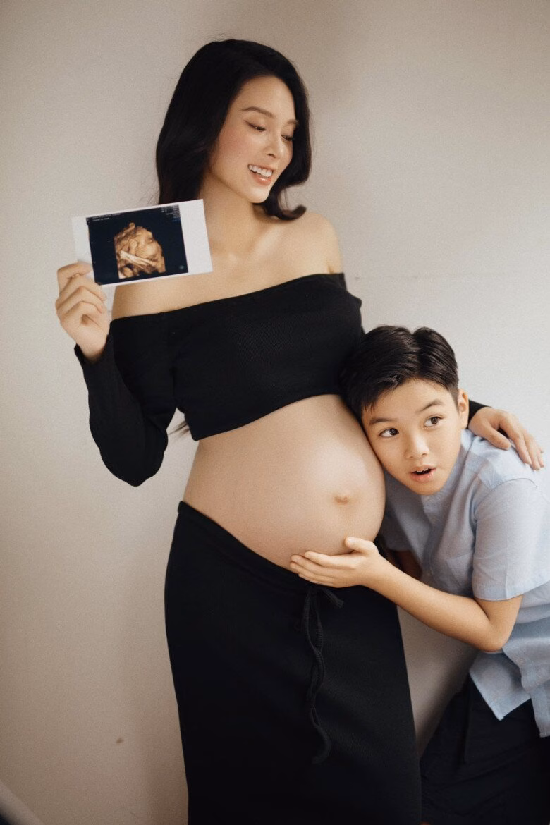 Nữ diễn viên Quỳnh Lương khoe bụng bầu 8 tháng, được chồng chăm sóc tận tình Bé Gấu - con đầu lòng của Quỳnh Lương háo hức khi mẹ sinh thêm em.