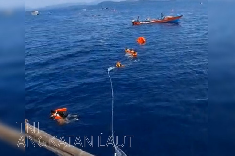 Phà chở trăm người bị cháy ngoài khơi Indonesia, nhiều người mất tích Các tàu dân sự đang cố cứu các hành khách trôi giữa biển. Ảnh: Hải quân Indonesia/Facebook