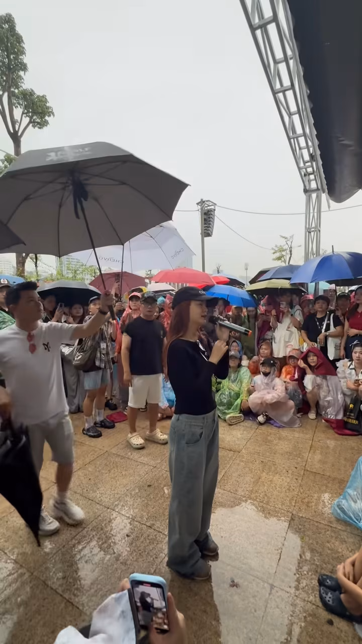 Phạm Quỳnh Anh, Bằng Kiều động viên khán giả sau sự cố sập sân khấu vì bão