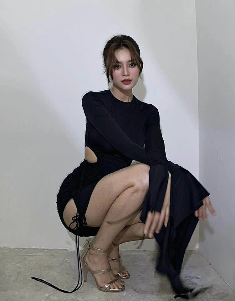 Phạm Quỳnh Anh đọ dáng với Kỳ Duyên khi diện váy ngắn thun đen