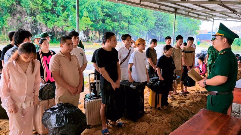 Phát hiện 6 người có tiền án trong số công dân Việt Nam bị trục xuất từ Campuchia Các công dân được trao trả. (Nguồn: CAND)