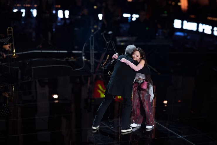 Phương Mỹ Chi bùng nổ trên sân khấu Sing! Asia 2025 với ‘Vũ trụ có anh’ bản liveband Phương Mỹ Chi dành tặng cái ôm chân thành cảm ơn người chơi saxophone (Ảnh: FBNV).