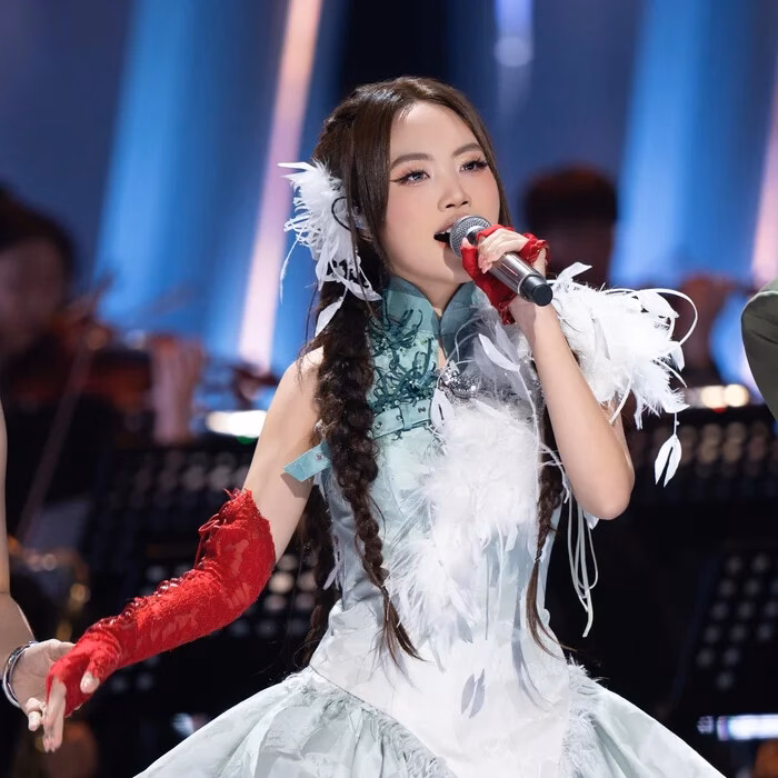 Phương Mỹ Chi làm nên lịch sử với âm nhạc dân tộc tại sân khấu quốc tế