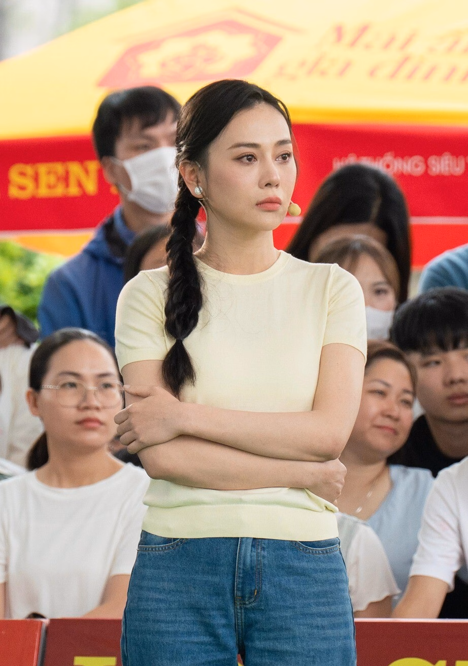 Phương Oanh hiện đang có cuộc hôn nhân hạnh phúc bên doanh nhân Nguyễn Hòa Bình (hay còn gọi là Shark Bình). Cặp sao kết hôn vào giữa năm 2023 và sinh đôi hai bé Jimmy - Jenny hồi tháng 5/2024.