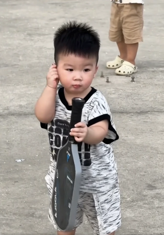 Hình ảnh nhóc tỳ nhà Quang Hải cầm vợt pickleball chạy quanh sân khiến dân mạng "tan chảy"