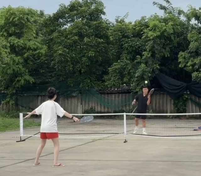 Gia đình Quang Hải cùng ra sân tập luyện pickleball