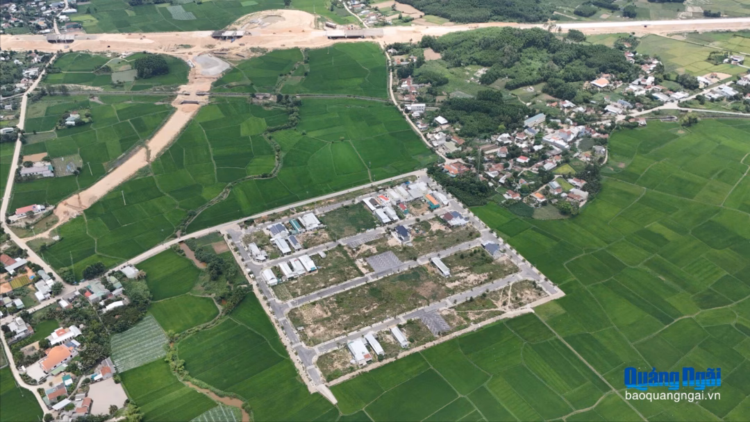 Quảng Ngãi điều chỉnh路线 đường sắt tốc độ cao để tránh ảnh hưởng cư dân Người dân vừa mới ổn định cuộc sống ở khu tái định cư Đồng Mốc.