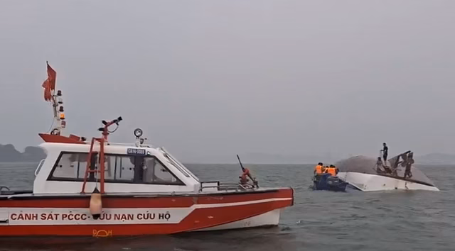 Quảng Ninh khẩn trương cấp cứu 46 du khách trong vụ đắm tàu tại vịnh Hạ Long Lực lượng chức năng tiến hành công tác cứu nạn, cứu hộ tại hiện trường vụ đắm tàu du lịch. Ảnh: QĐND