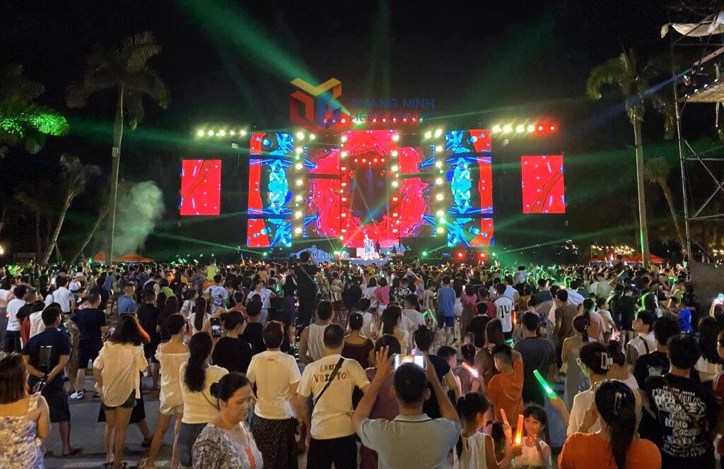 Người dân trải nghiệm phố đi bộ Vui-Fest.