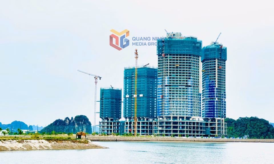 Quảng Ninh thu hút vốn đầu tư vượt trội nhờ cải cách và tạo điều kiện cho nhà đầu tư Dự án Crystal Holidays Harbour Vân Đồn - Tổ hợp du lịch, nghỉ dưỡng và giải trí cao cấp do Everland Group đầu tư đang gấp rút triển khai xây dựng tại đặc khu Vân Đồn. Ảnh: Mạnh Trường