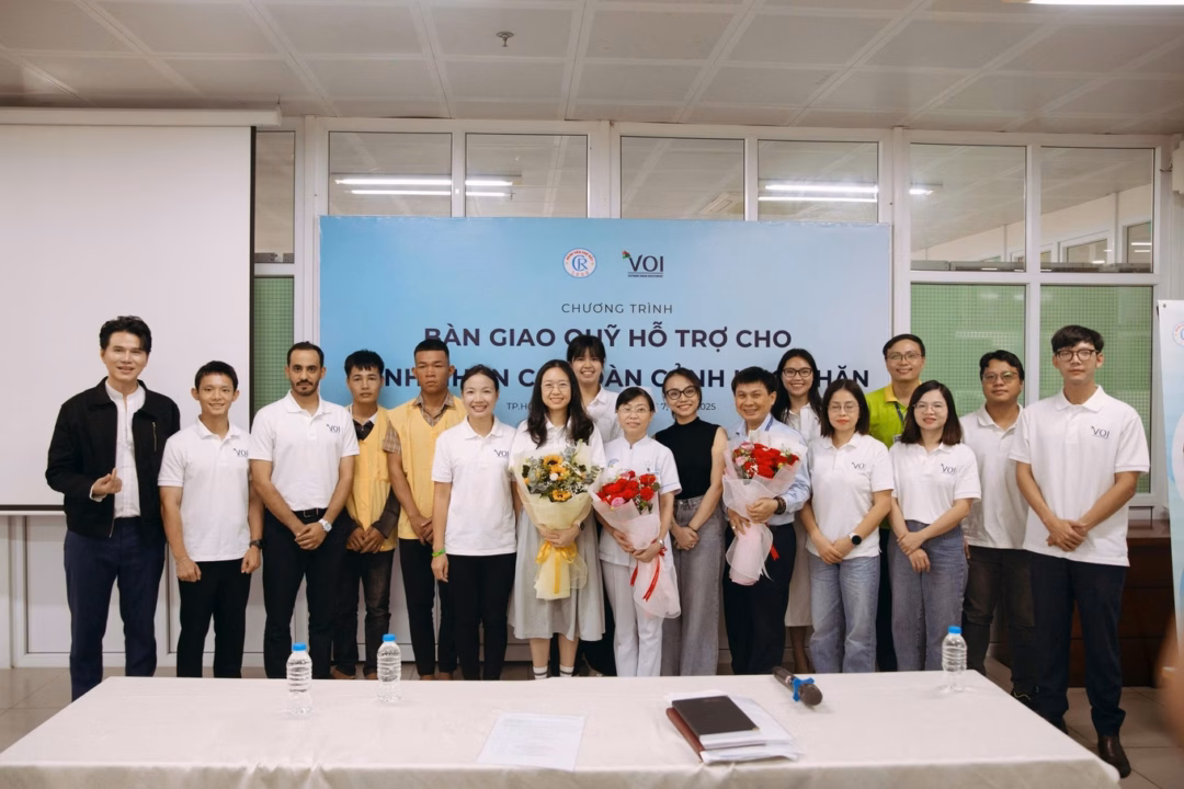 Quỹ Việt Nam – Oman rót vốn vào y tế, hỗ trợ người yếu thế Đại diện VOI, đại diện Phòng Công tác xã hội Bệnh viện Chợ Rẫy và thân nhân người bệnh nhận được hỗ trợ từ quỹ tại buổi lễ bàn giao quỹ hỗ trợ cho bệnh nhân có hoàn cảnh khó khăn.