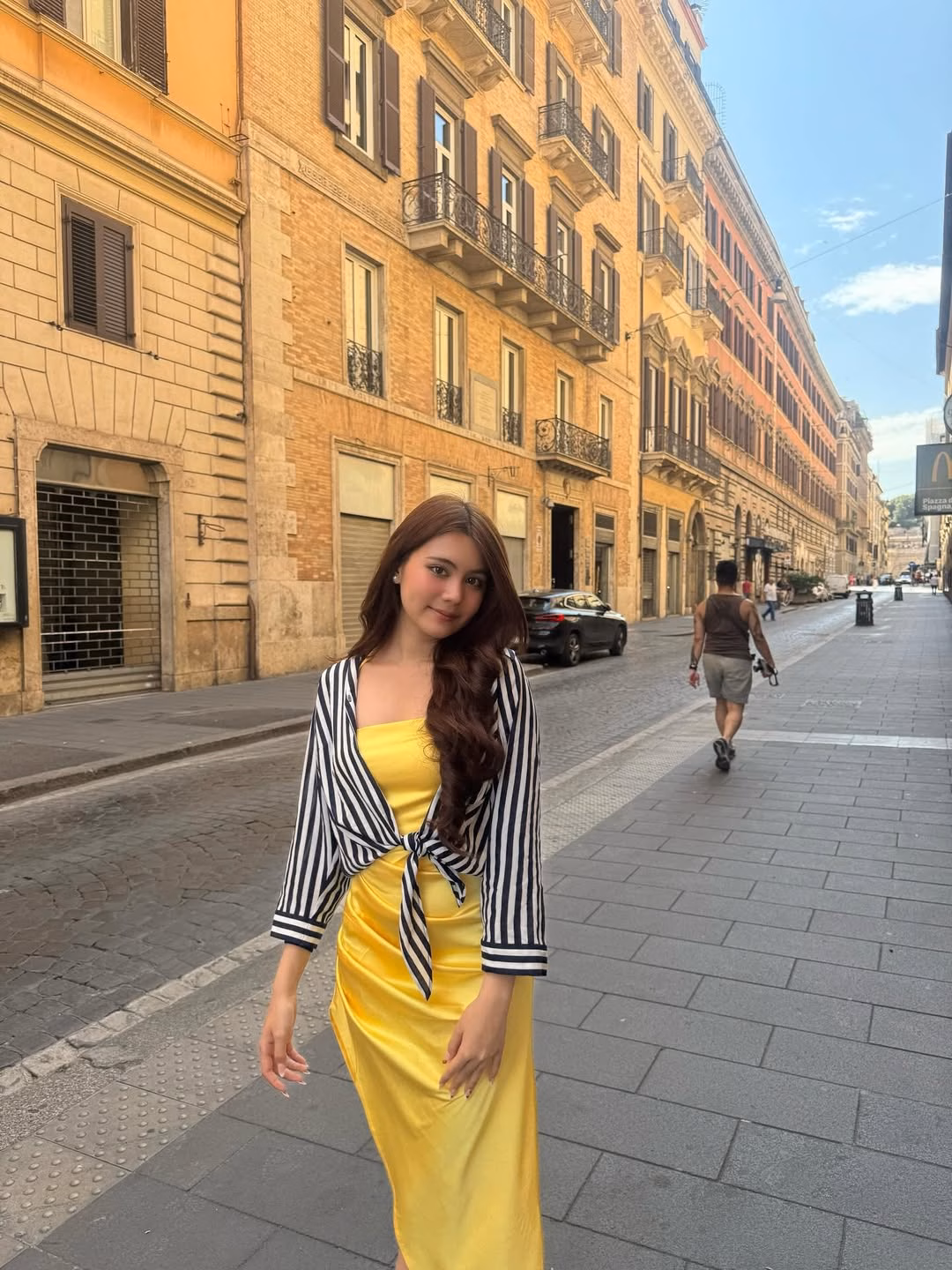 Quyền Linh bất ngờ hé lộ nhan sắc ái nữ, được ví như Lọ Lem và Công Chúa Hạt Dẻ trong chuyện cổ tích Ngắm tủ đồ cuả 2 ái nữ nhà Quyền Linh: Cô chị là