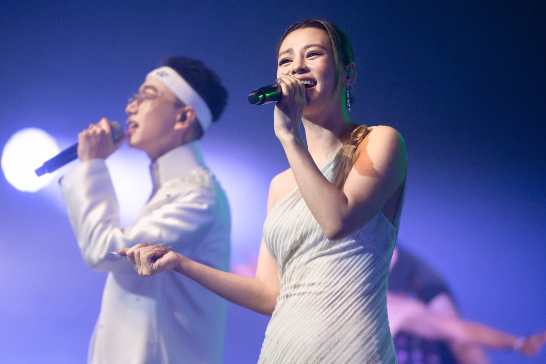 Rực rỡ ngày mới: Âm nhạc huyền thoại tại Nhà hát Hồ Gươm Không chỉ dẫn dắt dàn nhạc, nhạc trưởng Đồng Quang Vinh còn thổi sáo, kết hợp cùng các ca sĩ trong chương trình (Ảnh: Hải Long).