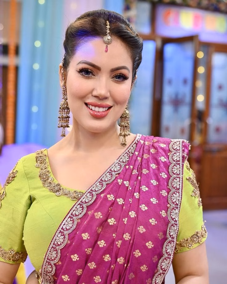 TMKOC's Munmun Dutta, Sunayana Fozdar & Palak Sindhwani Blossom In Ethnic Looks With Floral Hairstyles 957322