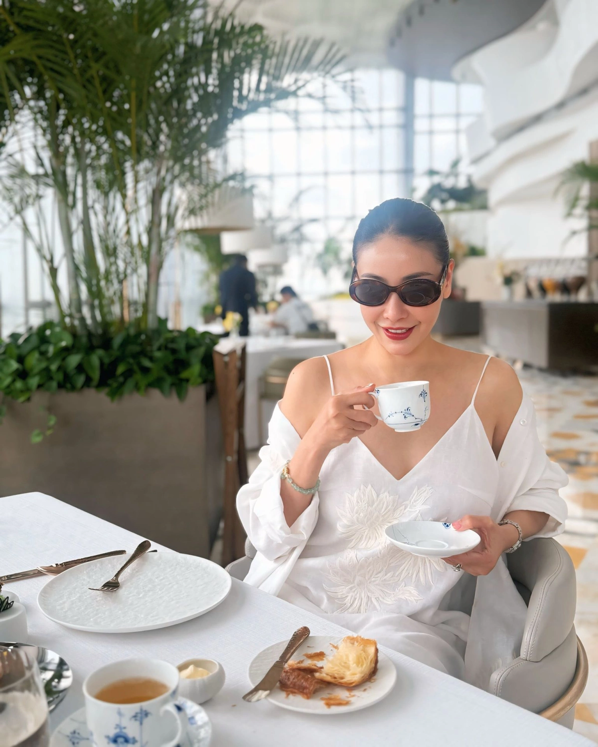 Hoa hậu Hà Kiều Anh tận hưởng trà bánh buổi chiều sang chảnh khi đến Anh.