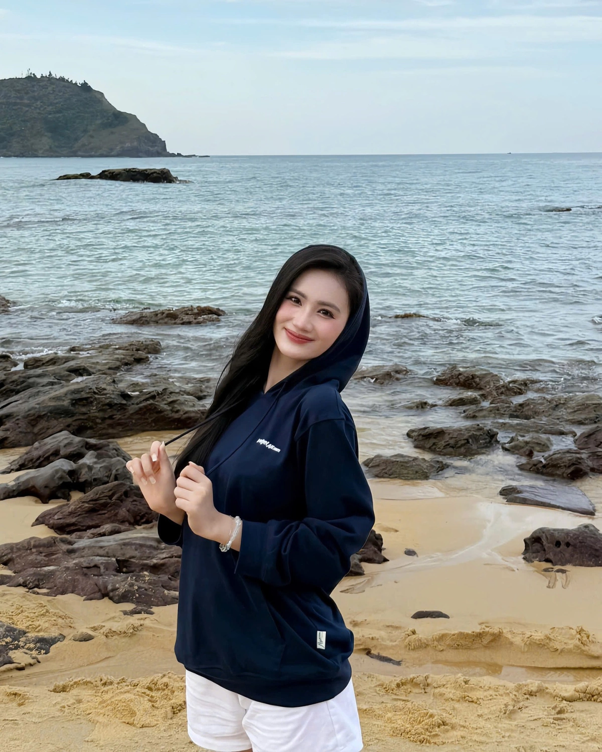 Hoa hậu Ý Nhi mặc áo kín mít khi ra biển.
