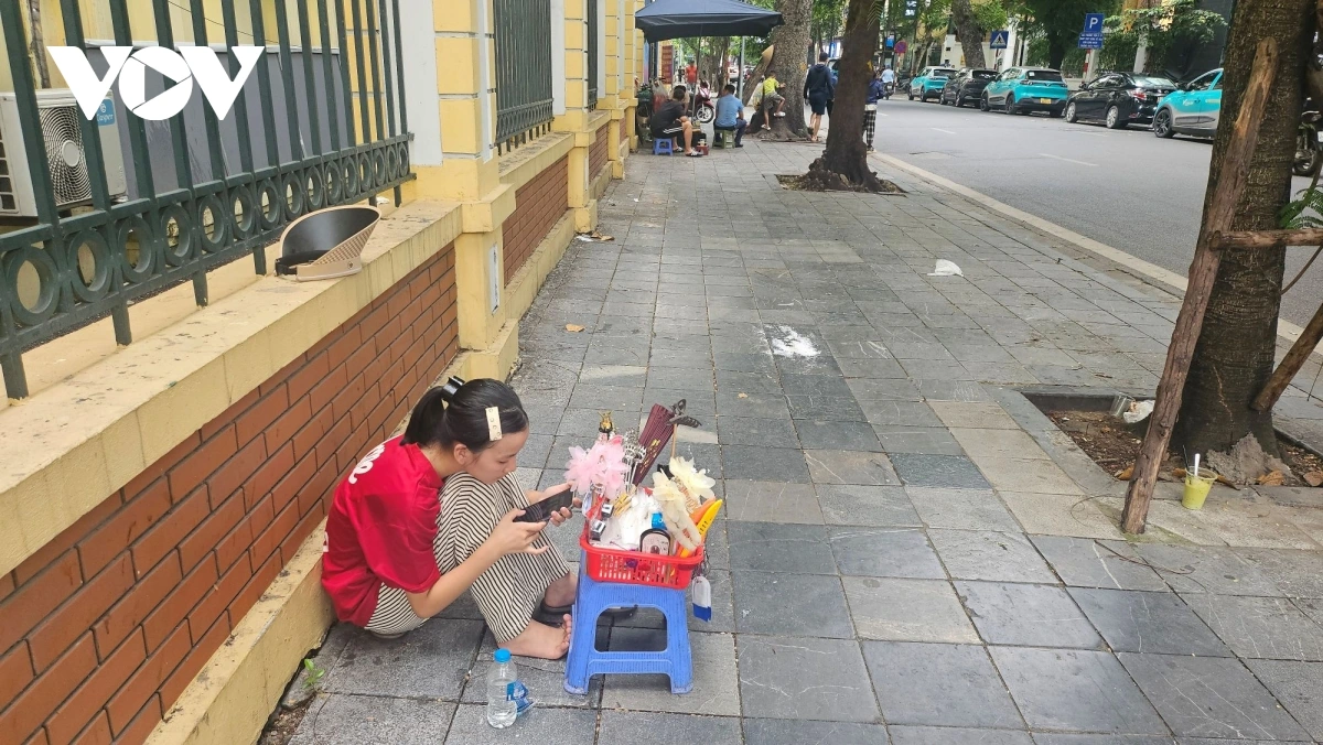 Hàng rong lấn chiếm vỉa hè, vây quanh bệnh viện, không đảm bảo vệ sinh an toàn thực phẩm