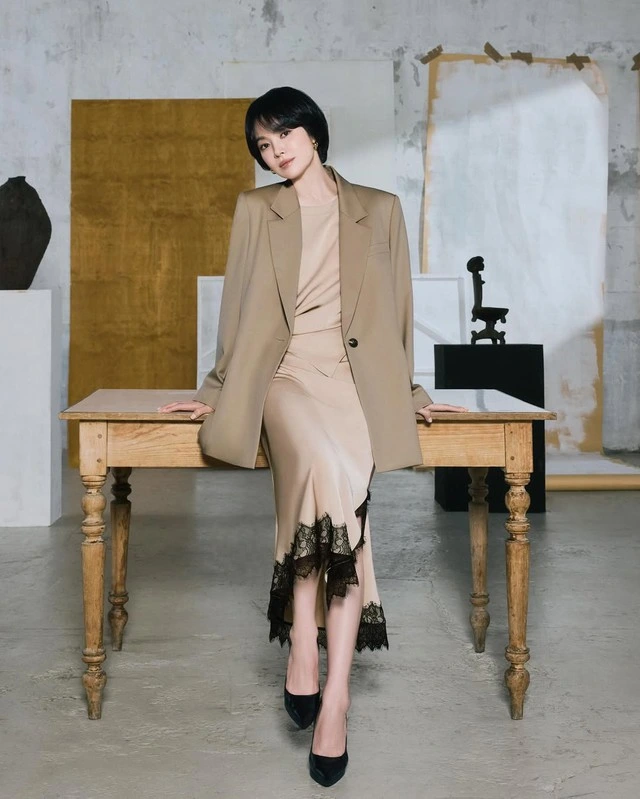 Song Hye Kyo 44 tuổi: Tỏa sáng với phong cách công sở tối giản mà ‘sang xịn’ Bộ trang phục dự tiệc "bắt trend" diện váy ngủ với slip dress viền ren được ngôi sao kết hợp cùng áo blazer, hai gam màu beige và nâu nhạt ăn ý hài hòa