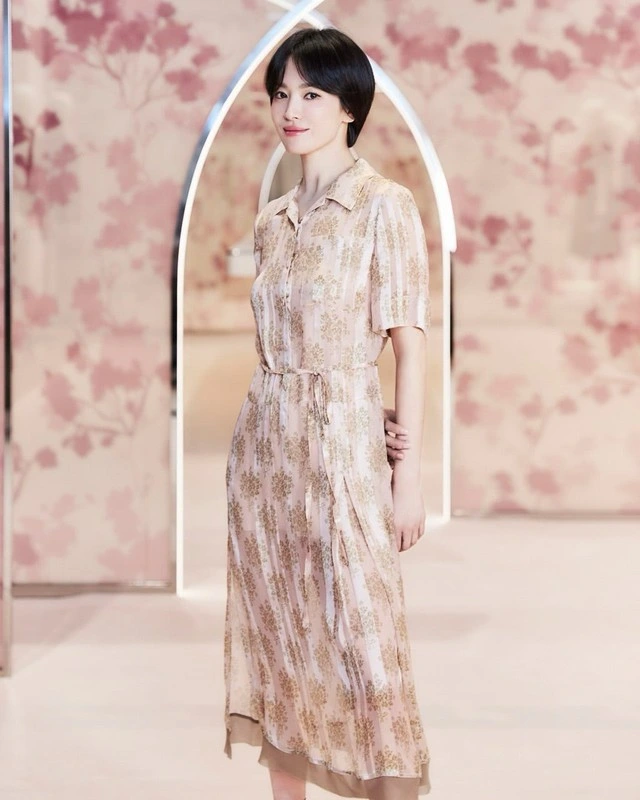 Song Hye Kyo 44 tuổi: Tỏa sáng với phong cách công sở tối giản mà ‘sang xịn’ Lên đồ công sở sành điệu như Song Hye Kyo- Ảnh 4.