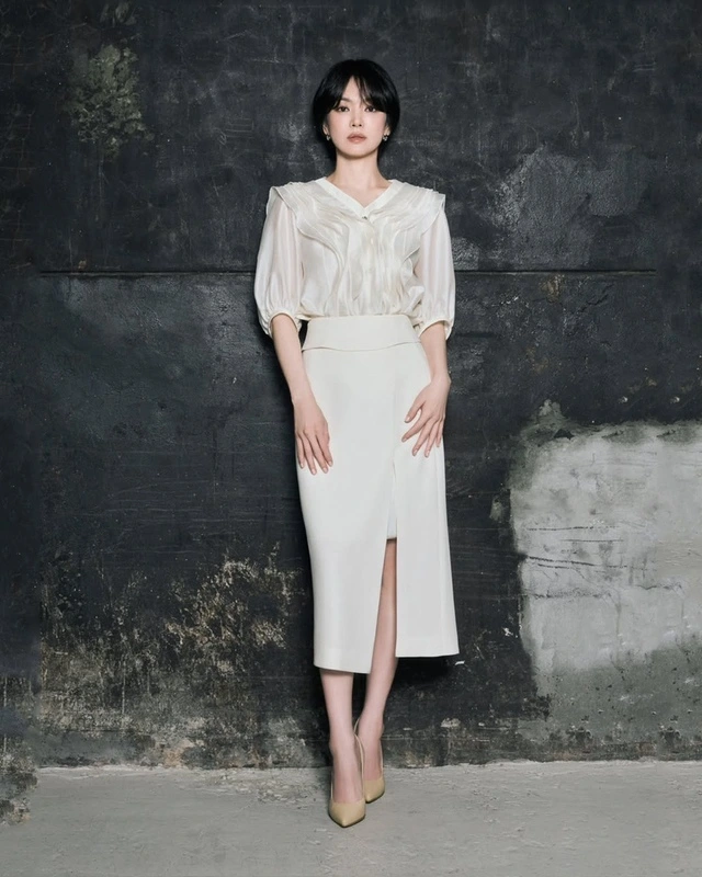 Song Hye Kyo 44 tuổi: Tỏa sáng với phong cách công sở tối giản mà ‘sang xịn’ Cặp đôi thời trang áo và chân váy dài được Song Hye Kyo kết hợp khéo léo tạo hiệu ứng thị giác mãn nhãn hài hòa từ phom dáng, kết cấu chất liệu đến màu sắc. Chọn tông màu cream, quý cô dễ dàng trở thành một nàng công sở quý phái và trang nhã