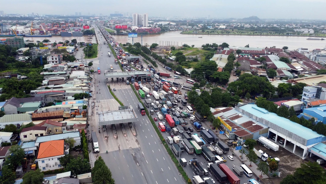 Dòng xe ùn tắc nghiêm trọng phía trước cầu Đồng Nai