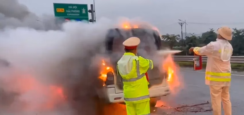 Tai nạn tàu ở Điện Biên Phủ: Xe máy cùi chỏ ga ngược chiều, va phải xe tải