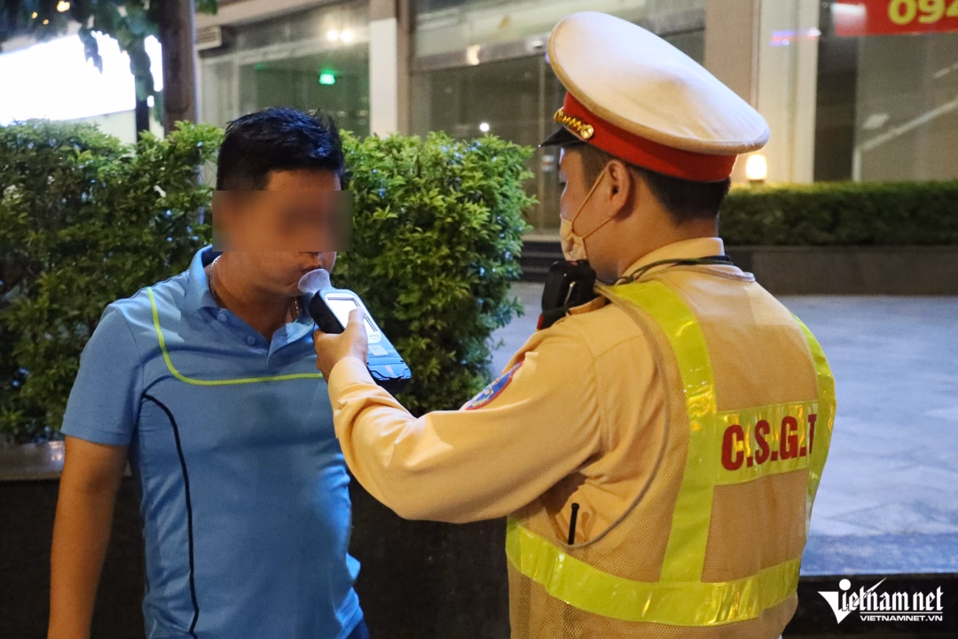Tài xế Lê T.D. vừa uống bia cùng người yêu tại một quán trên phố Trần Thái Tông (phường Cầu Giấy) nhưng do người yêu bắt phải đèo về nhà nên đã điều khiển xe máy.