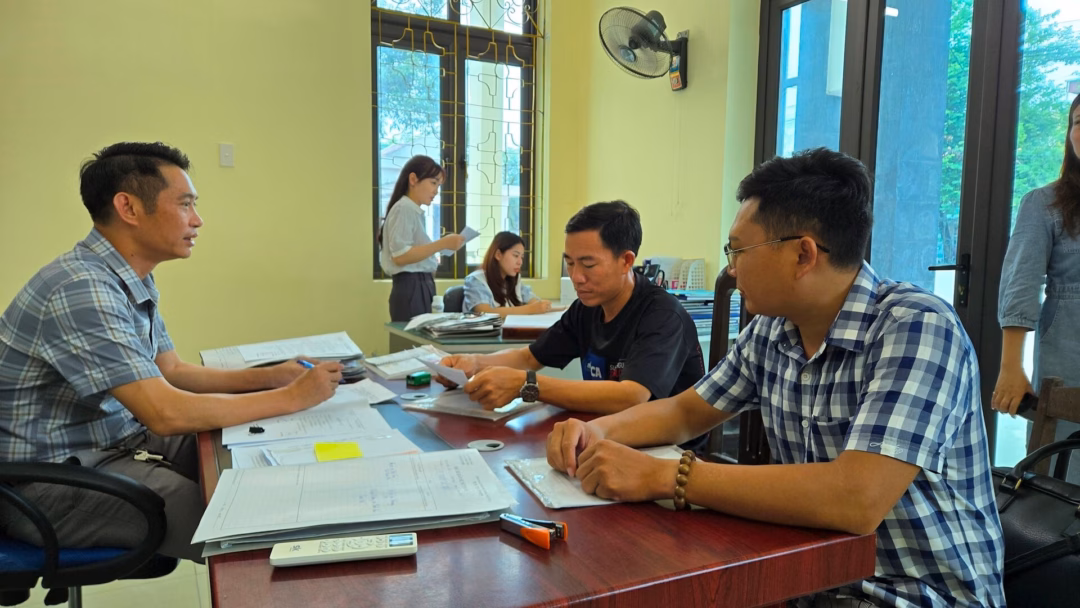 Cán bộ TAND khu vực 3 - Thanh Hóa thực hiện số hóa hồ sơ dữ liệu hôn nhân
