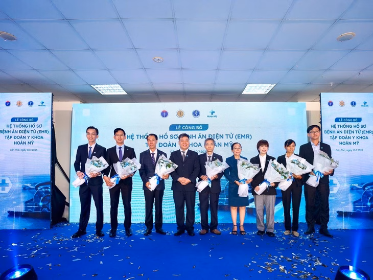 Đại diện tập đoàn trao hoa cảm ơn đội dự án bệnh án điện tử của Bệnh viện Hoàn Mỹ Cửu Long - Ảnh: H.M.
