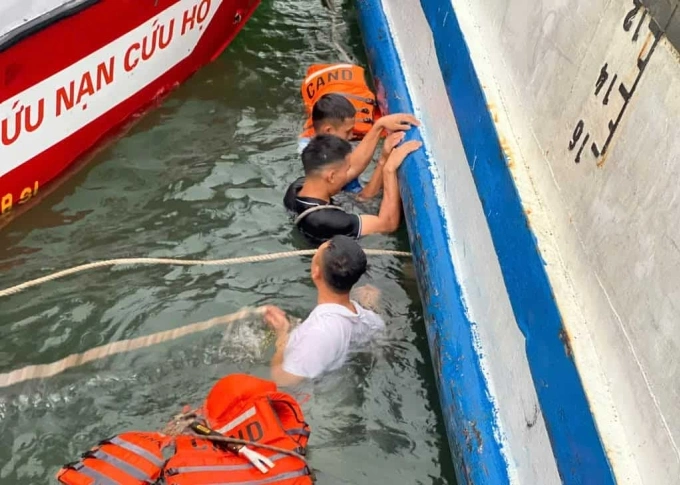 Tàu du lịch lật úp ở vịnh Hạ Long: 34 người chết, 8 người mất tích Thợ lặn tìm cách luồn dây vào tàu gặp nạn để có thể lật ngược tàu, dễ dàng tìm kiếm nạn nhân. Ảnh: Hải quân