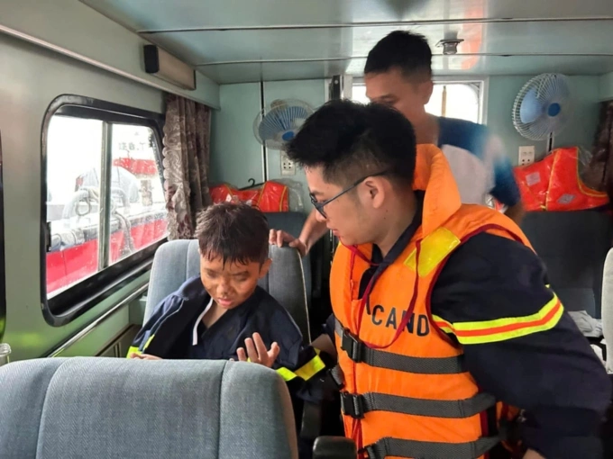 Tàu du lịch lật úp ở vịnh Hạ Long: 34 người chết, 8 người mất tích Cháu bé 14 tuổi sống sót sau vụ lật tàu. Ảnh: Quân chủng Hải quân